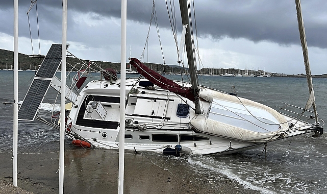Bodrum'da fırtına nedeniyle yelkenli tekne karaya oturdu, feribot seferleri iptal edildi