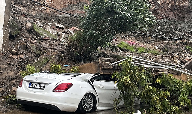 Bodrum'da istinat duvarı çöktü, park halindeki otomobil ile 1 ev zarar gördü