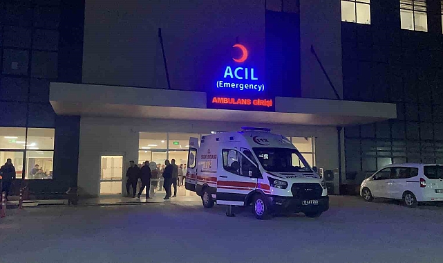 Burdur'da bıçaklı kavga: Baba ve oğlu yaralandı