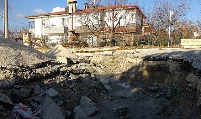 Burdur'da sokakta oluşan göçük 4 eve zarar verdi, 1 ev çökme tehlikesi nedeniyle mühürlendi