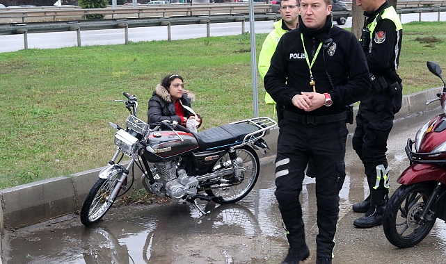 Çalıntı motosikletle polisi peşine taktı