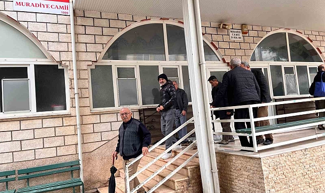 Camiye girmeye çekinen cemaat, cami duvarını dikenli telle çevirdi