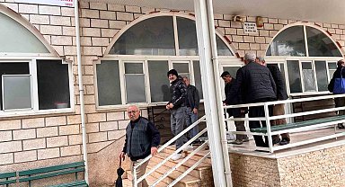 Camiye girmeye çekinen cemaat, cami duvarını dikenli telle çevirdi