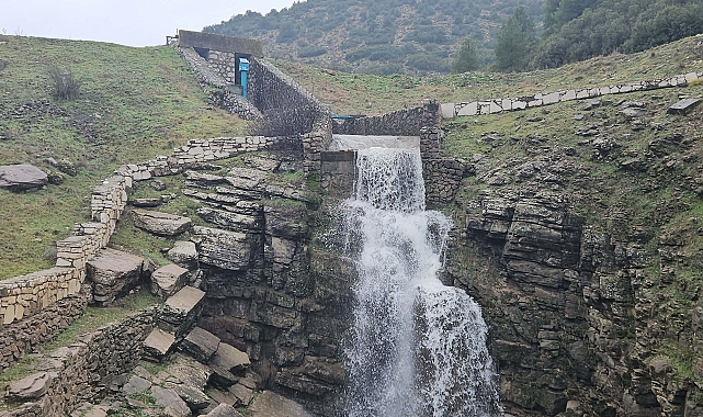 Dağlar karla kaplandı, Toprak Düdeni şelalesi coştu