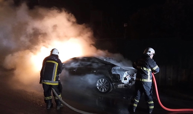 Defne'de otomobil yangınını itfaiye söndürdü
