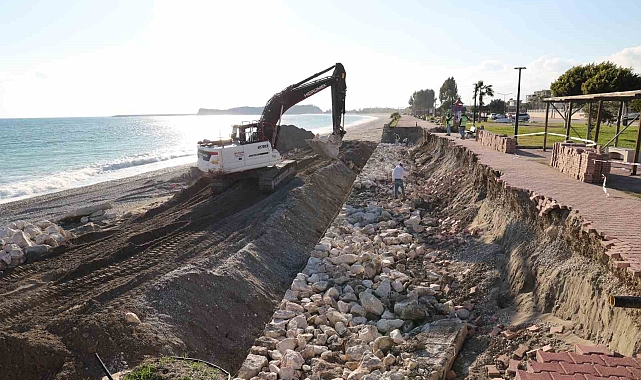 Demre Kömürlük Sahili'ne 450 metre uzunluğunda duvar