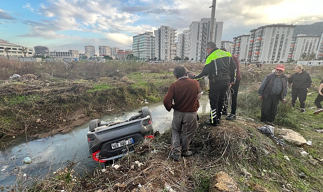 Dereye uçan otomobilden burnu kanamadan çıktı