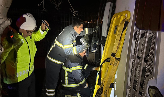 Devrilen TIR'ın kabinine sıkışan sürücüyü itfaiye kurtardı