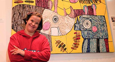 Down sendromlu ressam kalbindekileri tuvale aktarıyor
