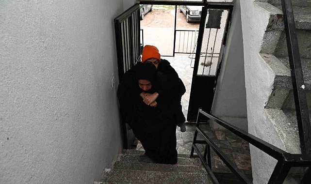 Engelli oğlunu yıllardır sırtında taşıyan kalp hastası anneye asansör yardımı
