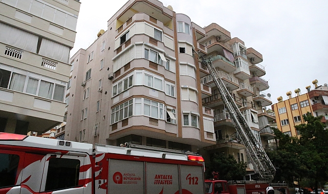 Ev yangınını itfaiye söndürdü