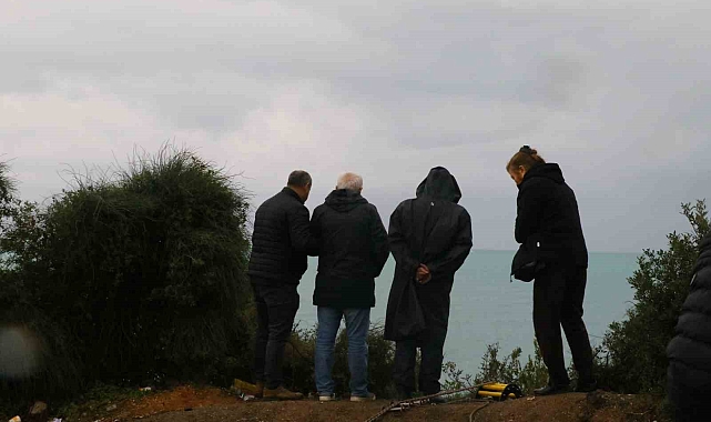 Falezden düşen şahıs ile aracı denizden ve karadan 6 ekiple aranıyor