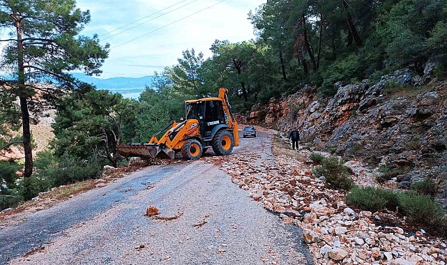 Finike'de taş ve mıcırla kaplanan yol temizlendi