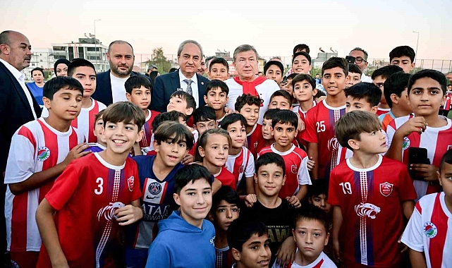 Futbolu toz toprak içinde değil, soyunma odalı çim sahada oynayacaklar