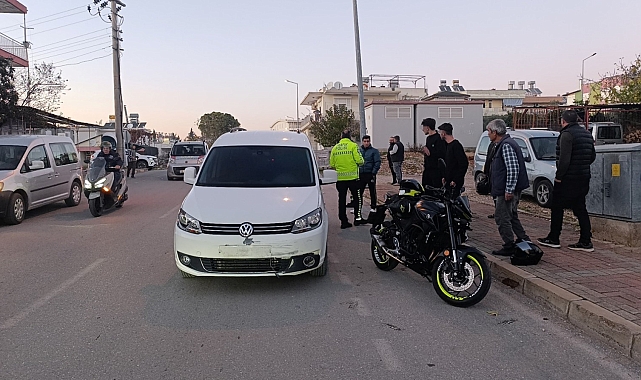 Hafif ticari araçla motosikletin çarpıştığı kazada motosikletli yaralandı