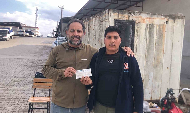 Halde yevmiye ile çalışan Suriye uyruklu genç, bulduğu 315 bin liralık çeki sahibine teslim etti