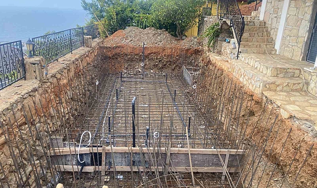 Havuz inşaatında çalışan işçi yüksekten düşerek yaralandı