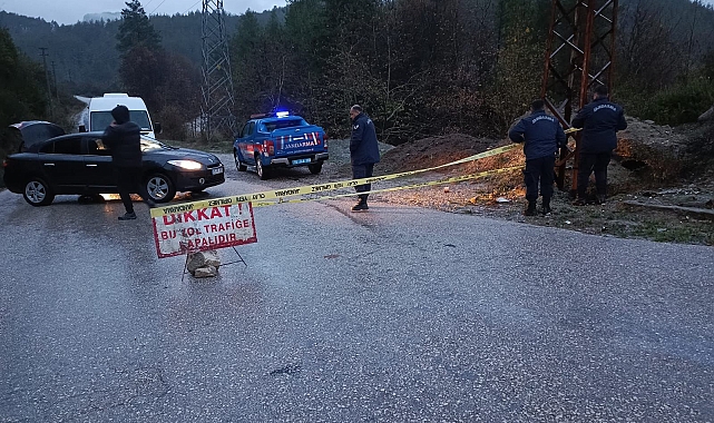 Heyelan riski nedeniyle yol kapandı