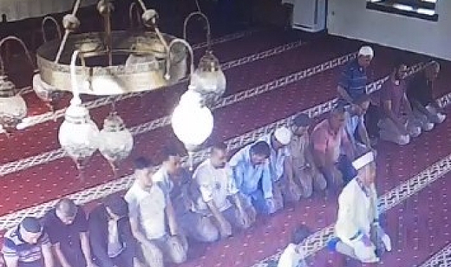 İmamın yanında namaz kılan Down sendromlu çocuğa müftüden hediye