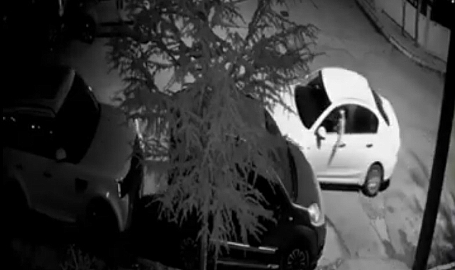 Isparta'da Kimliği Belirsiz Şahıs, Park Halindeki Otomobilleri Kasten Çizdi