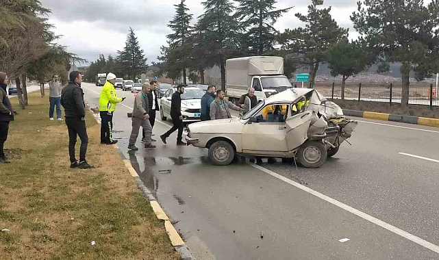 Isparta'da kamyonet otomobile çarptı: 1 ölü