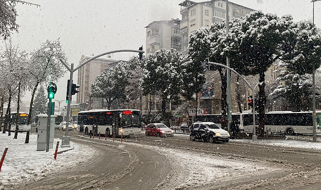 Isparta'da kar yağışı; Keçiborlu- Dinar kara yolu kapandı