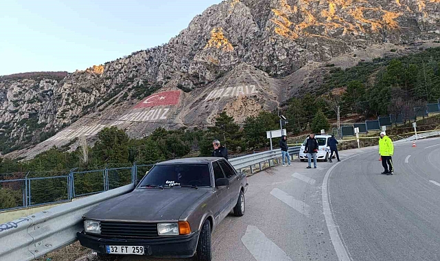 Isparta'da kontrolden çıkan otomobil bariyerlere çarptı: 1 yaralı
