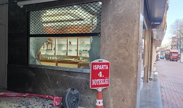 Isparta'da kuyumcudaki soygun girişimi cama takıldı