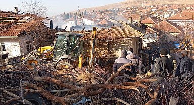 Isparta'da sabah saatlerinde çıkan yangın, iki evi küle çevirdi
