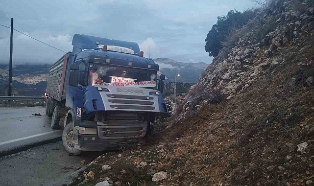 Isparta'da tır ve otomobil kafa kafaya çarpıştı: 3 yaralı