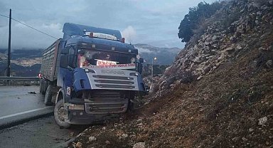 Isparta'da tır ve otomobil kafa kafaya çarpıştı: 3 yaralı