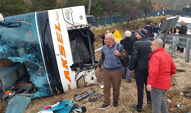 Isparta'da yolcu otobüsü devrildi; yaralılar var