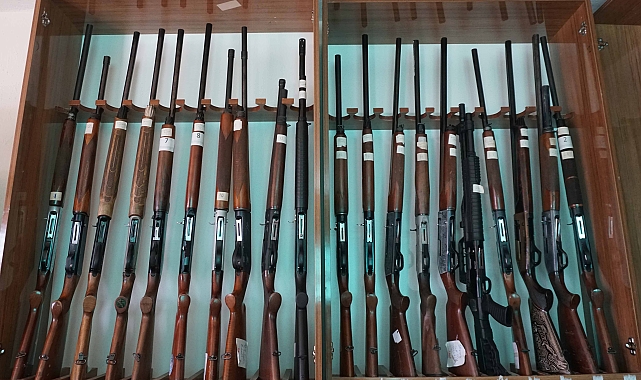 Kaçak avcıların traktör ve tüfeklerinden 216 bin lira gelir
