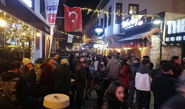 Kaleiçi'nde Yılbaşı Yoğunluğu: Tarihi Sokaklarda Coşku