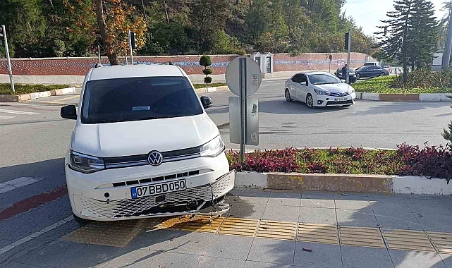 Kavşak sisteminde araçlar çarpıştı