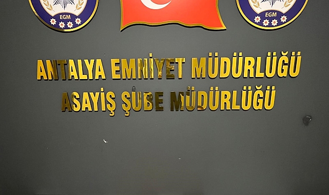 Kendisini polis olarak tanıtan dolandırıcı tutuklandı