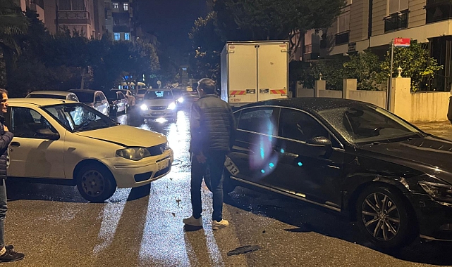 Kepez'de Gece Saatlerinde Maddi Hasarlı Trafik Kazası