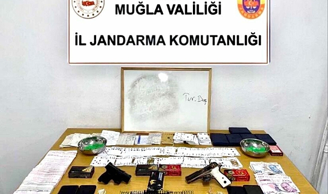 Kıraathanede kumar oynadıkları belirlenen 8 kişiye 51 bin 400 lira ceza kesildi.