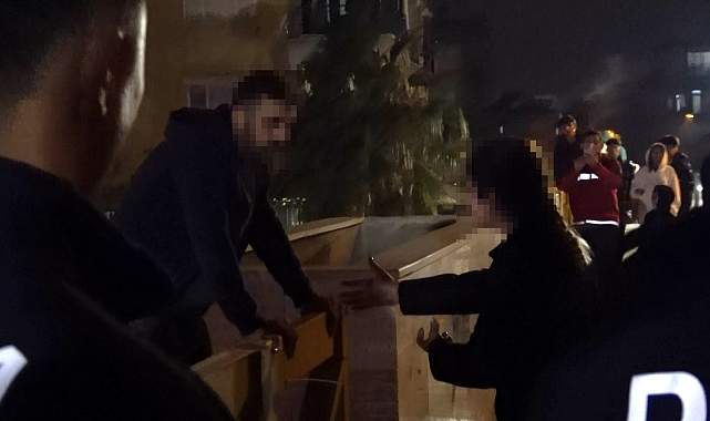 Kız arkadaşıyla tartışıp üst geçide çıktı