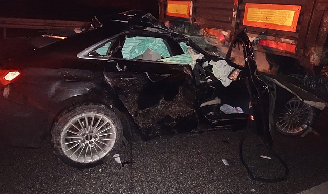 Kontrolden çıkan otomobil TIR&#039;a çarptı: 2 yaralı