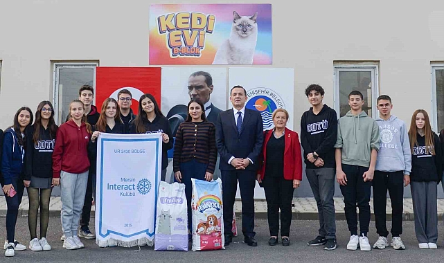 Lise öğrencilerinden hayvan bakımevine mama bağışı