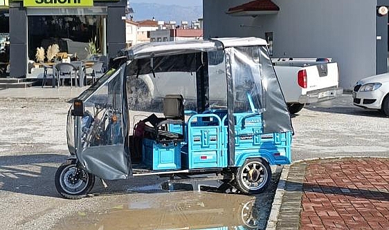 Manavgat'ta 3 Tekerlekli Elektrikli Bisiklet Kazası: Sürücü Yaralandı