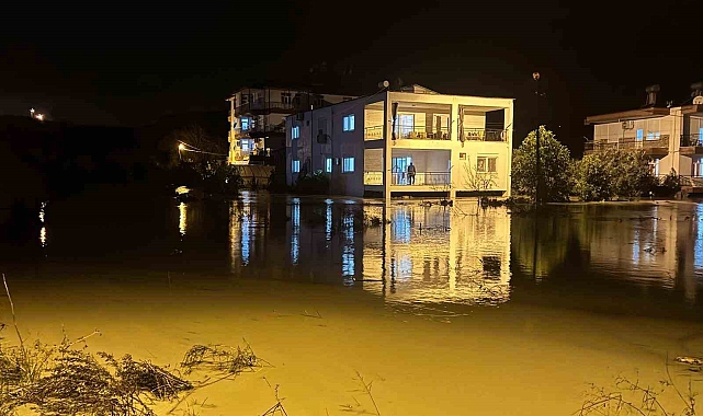 Manavgat'ta büyükşehir ekipleri 51 su baskınına müdahale etti