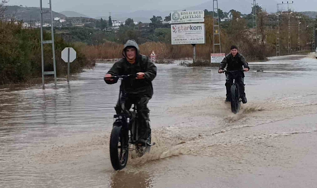 Manavgat'ta dağlardan gelen sel suları ulaşımı olumsuz etkiliyor