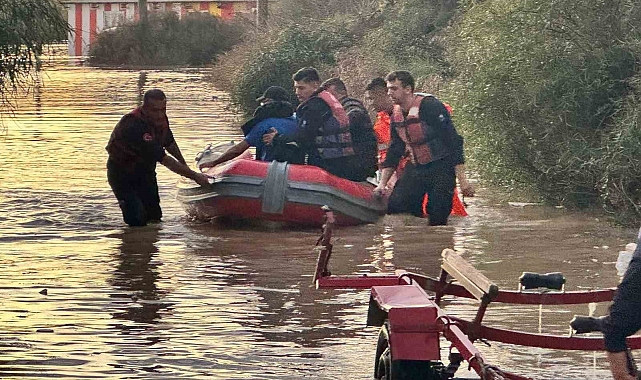 Manavgat'taki su baskınlarında mahsur kalan vatandaşlar botla kurtarıldı