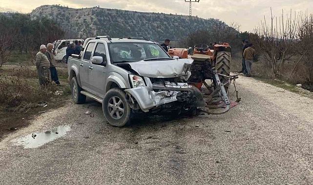 Mersin'de kamyonet traktöre arkadan çarptı: 4 yaralı