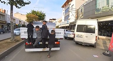 Mersin'de kamyonetin arkasına asılan çocukların tehlikeli yolculuğu