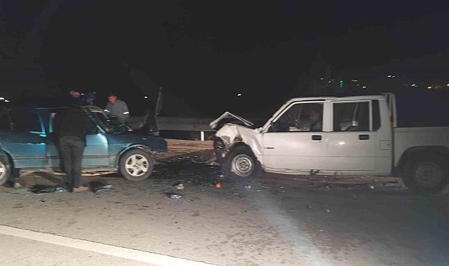 Mersin'de kamyonetle otomobil çarpıştı: 7 yaralı