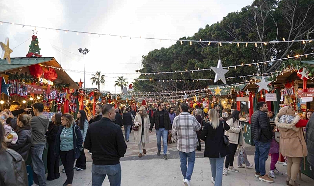 Mersin'de kurulan 'Yılbaşı Pazarı' vatandaşları bekliyor