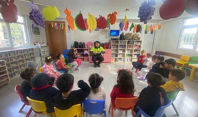 Mersin'de öğrenciler 'trafik güvenliği' konusunda bilgilendiriliyor